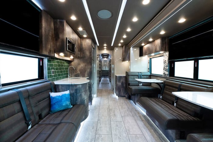entertainer-coach-lounge-700x467