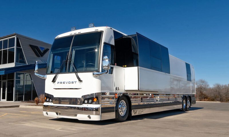 white-tour-bus-800x480